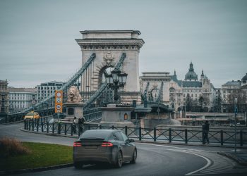 UE: creșterea vânzărilor de mașini electrice schimbă perspectivele asupra regulilor pentru motoarele cu combustie