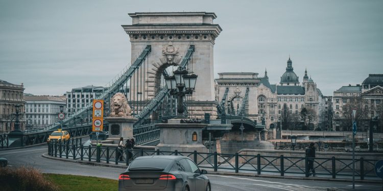 UE: creșterea vânzărilor de mașini electrice schimbă perspectivele asupra regulilor pentru motoarele cu combustie