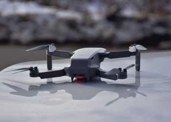 Tineri studenți români au dezvoltat un sistem de detecție a dronelor folosind telefoane mobile