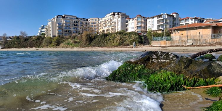 Turiști români în continuare către litoralul bulgar, dar cu indicii de încetinire