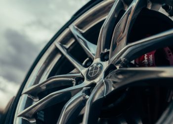 BMW iX3 40 intră în showroom-urile din România la preț de pornire 60.900€