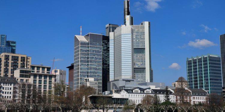 Commerzbank îndeamnă acționarii să nu accepte oferta UniCredit