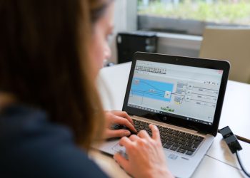 UCMS by AROBS lansează Pay Transparency Solutions pentru conformitatea cu directiva salarială UE