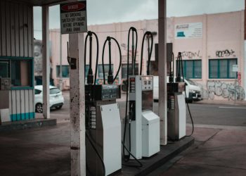 OPEC+ aprobă a patra creștere lunară a producției de petrol