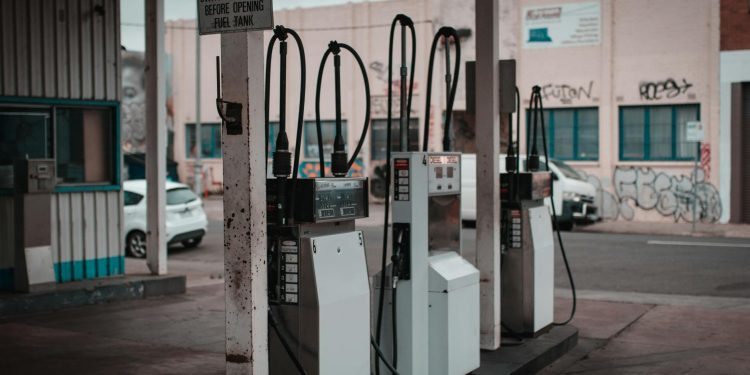 OPEC+ aprobă a patra creștere lunară a producției de petrol
