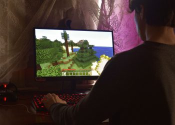 Peste 30 de creatori se conectează pentru Gaming Marathon: Minecraft, Counter-Strike în educație financiară