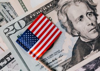 Dolarul urcă în contextul așteptărilor despre economie americană