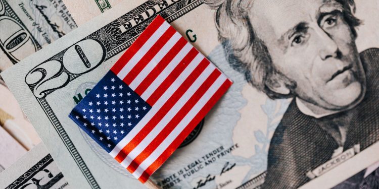 Dolarul urcă în contextul așteptărilor despre economie americană