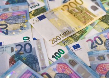 Euro depreciat în piața valutară, la 5,2353 lei