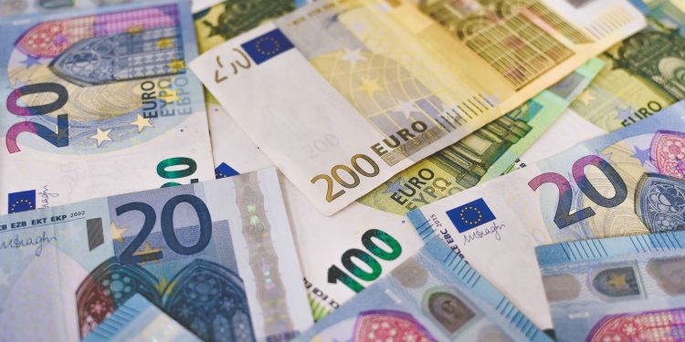 Euro depreciat în piața valutară, la 5,2353 lei