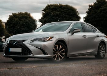 Toyota anulează proiectul sedanului electric Lexus LF-ZC