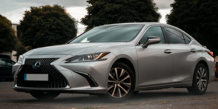 Toyota anulează proiectul sedanului electric Lexus LF-ZC