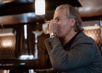 Bernard Arnault, acuzat că subjugă presa financiară din Franța